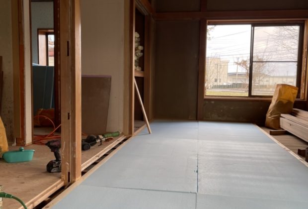 ７０年代不動産/那須塩原市/リノベーション/緑モデルハウス　室内断熱材を施工中です。